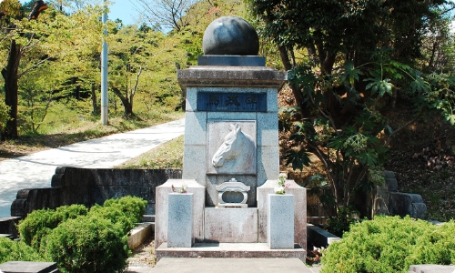 世界無名戦士の墓に向かう石段の踊り場に建てられた「馬魂碑」（埼玉県入間郡越生町）